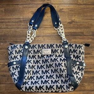 Beautiful pre-owned Michael Kors purse 👜